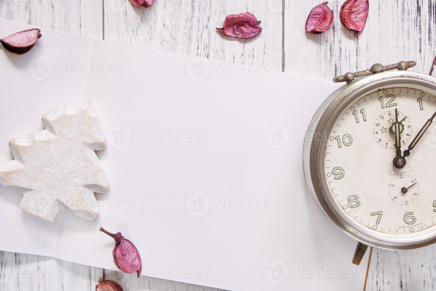 papel con arbol y reloj foto