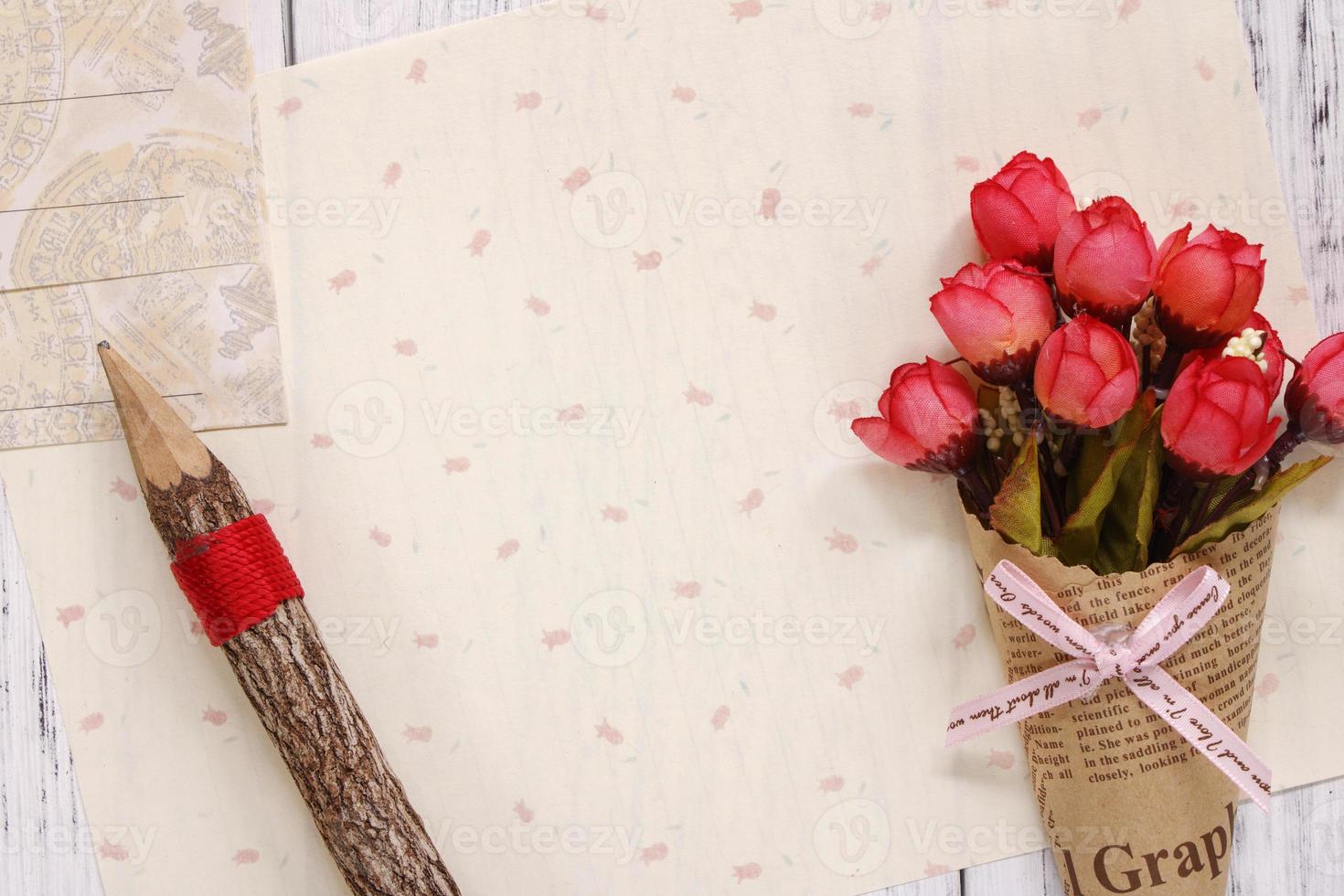 papel con lapiz y flores foto