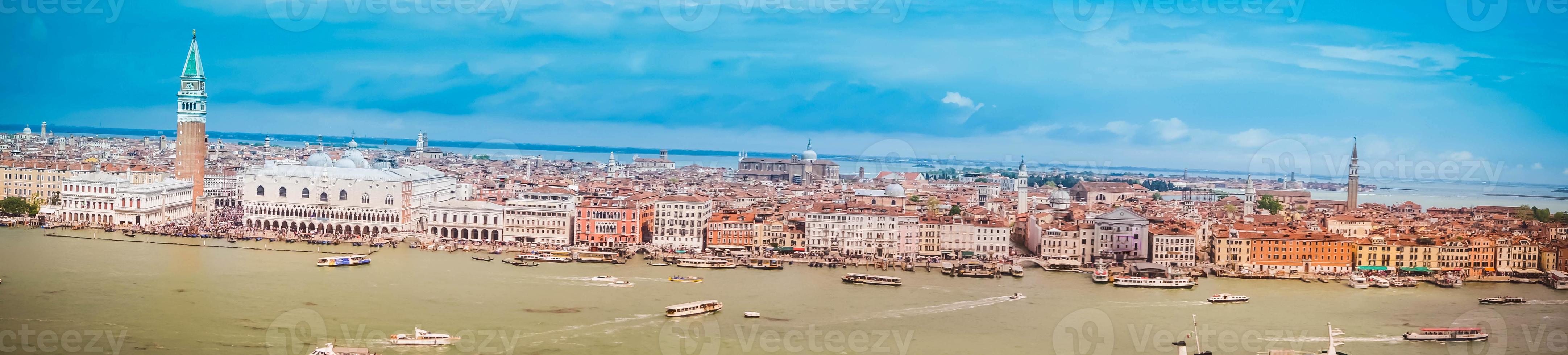 ciudad de venecia en la laguna del mar adriático foto