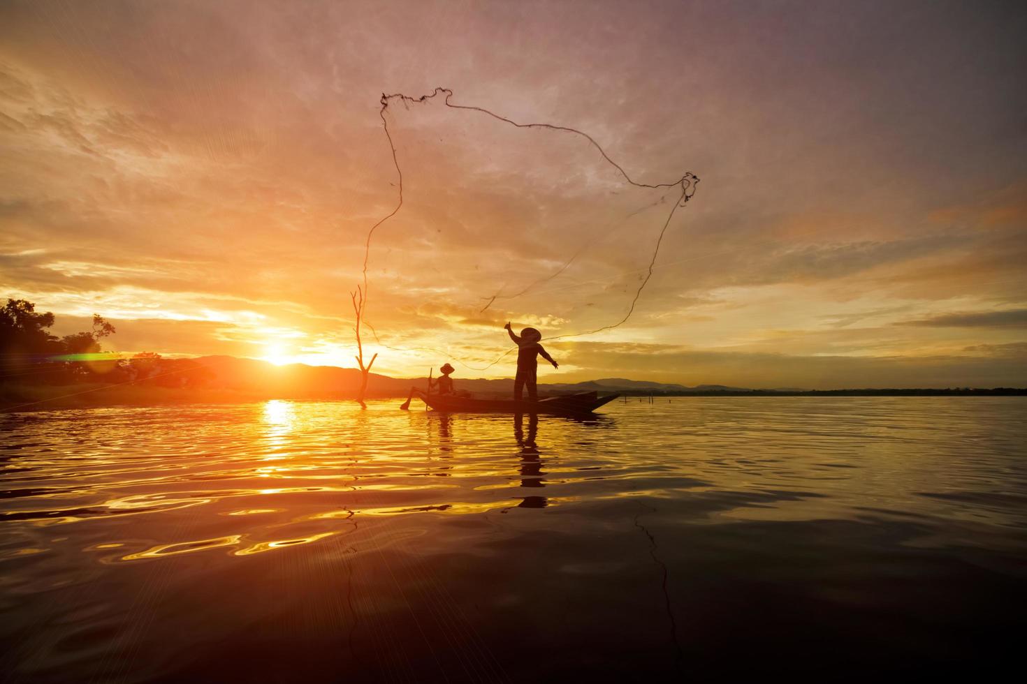 silueta, pescador, pesca, usando, net foto