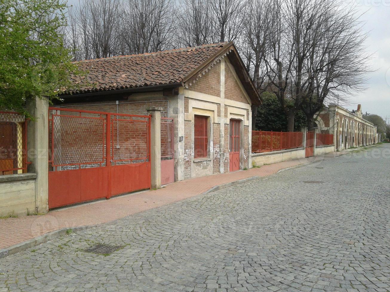 Ruinas abandonadas de laboratorios en el antiguo asilo del hospital psiquiátrico en Collegno, Italia foto