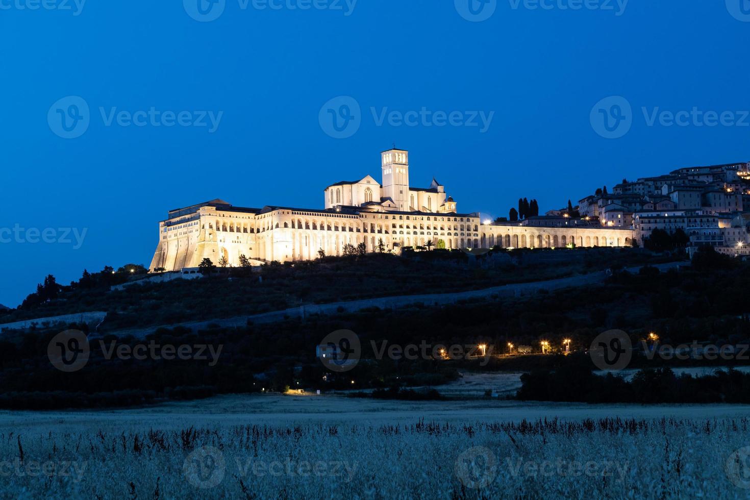 Basílica de Asís por la noche, región de Umbría, Italia. foto