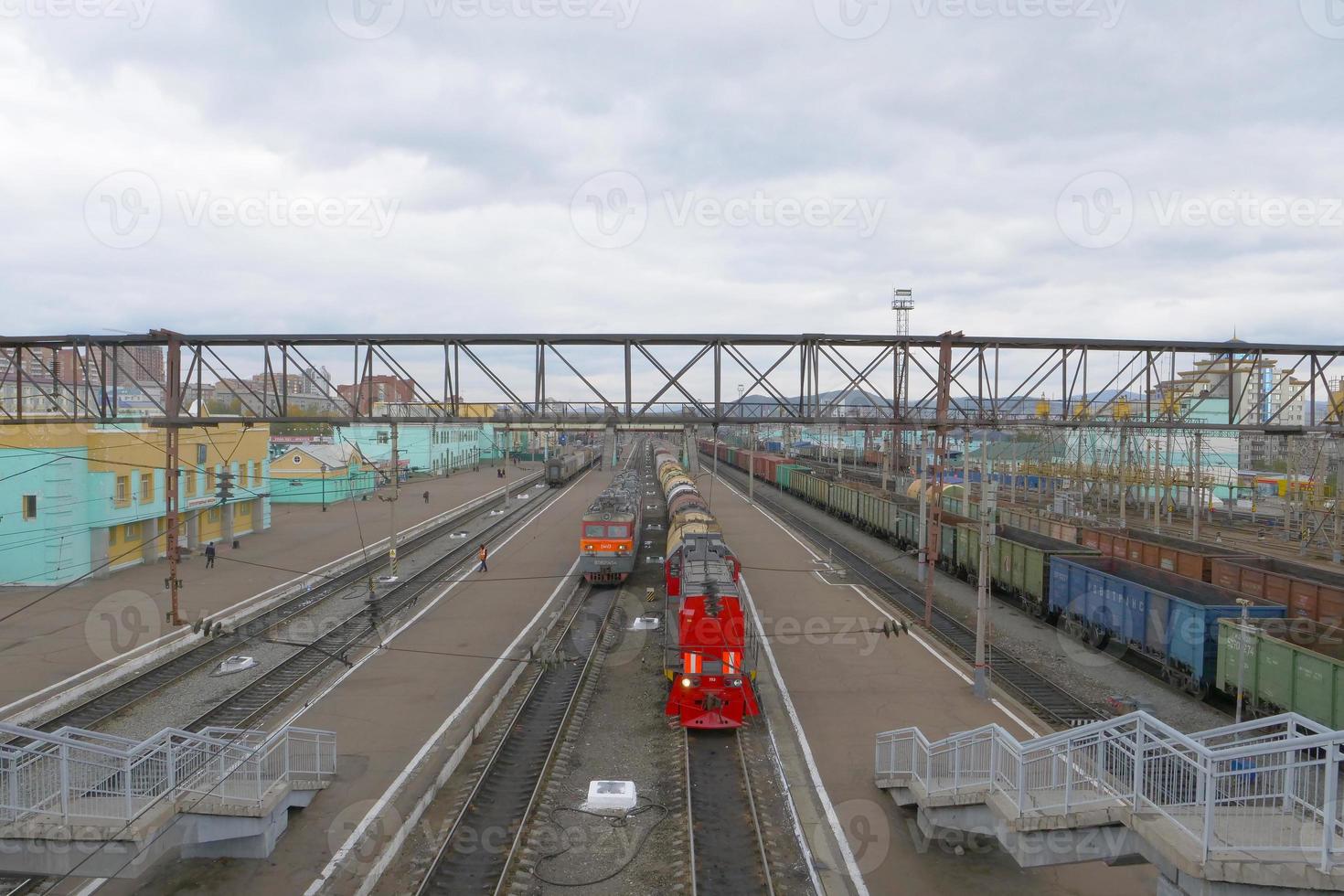 Vista de la plataforma de la vía del tren transiberiano y cielo nublado, Rusia foto