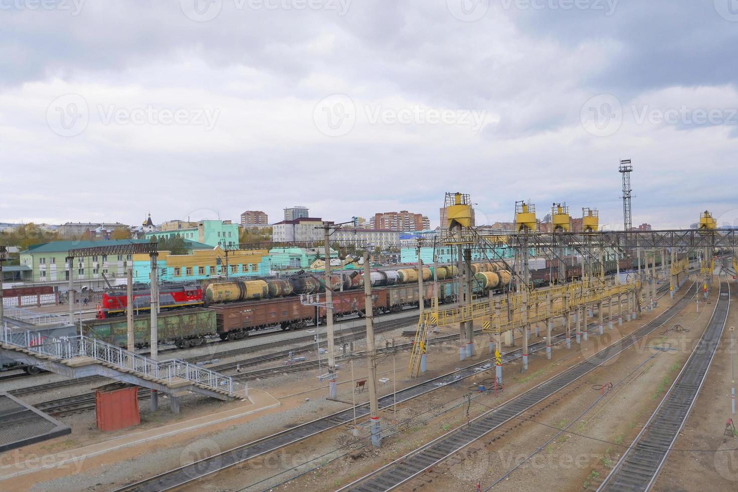 Vista de la plataforma de la vía del tren transiberiano y cielo nublado, Rusia foto