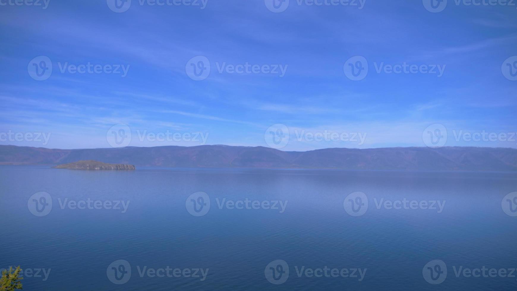 lago baikal isla olkhon en un día soleado, irkutsk rusia. foto