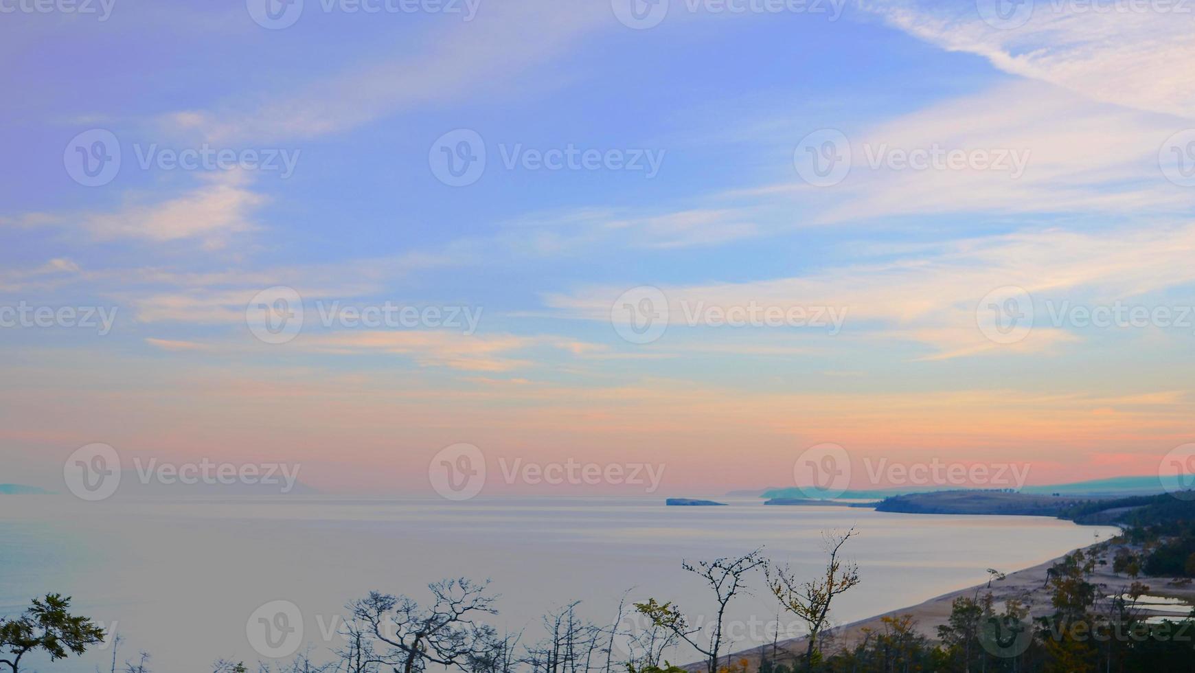 Elegante cielo de colores pastel en el lago Baikal, isla de Olkhon Rusia foto