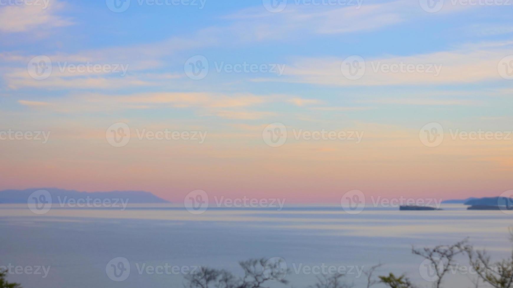 Elegante cielo de colores pastel en el lago Baikal, isla de Olkhon Rusia foto