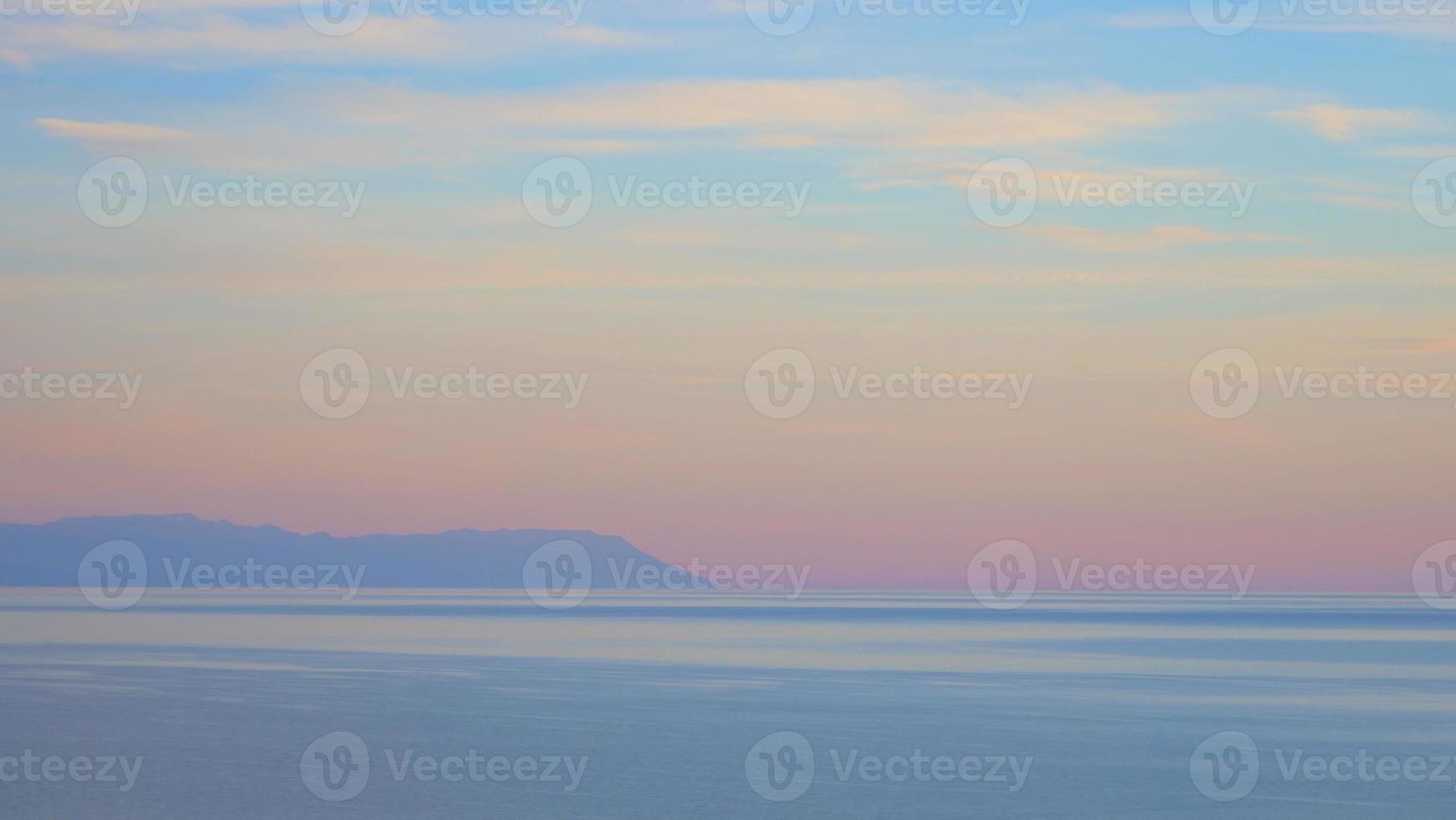 Elegante cielo de colores pastel en el lago Baikal, isla de Olkhon Rusia foto