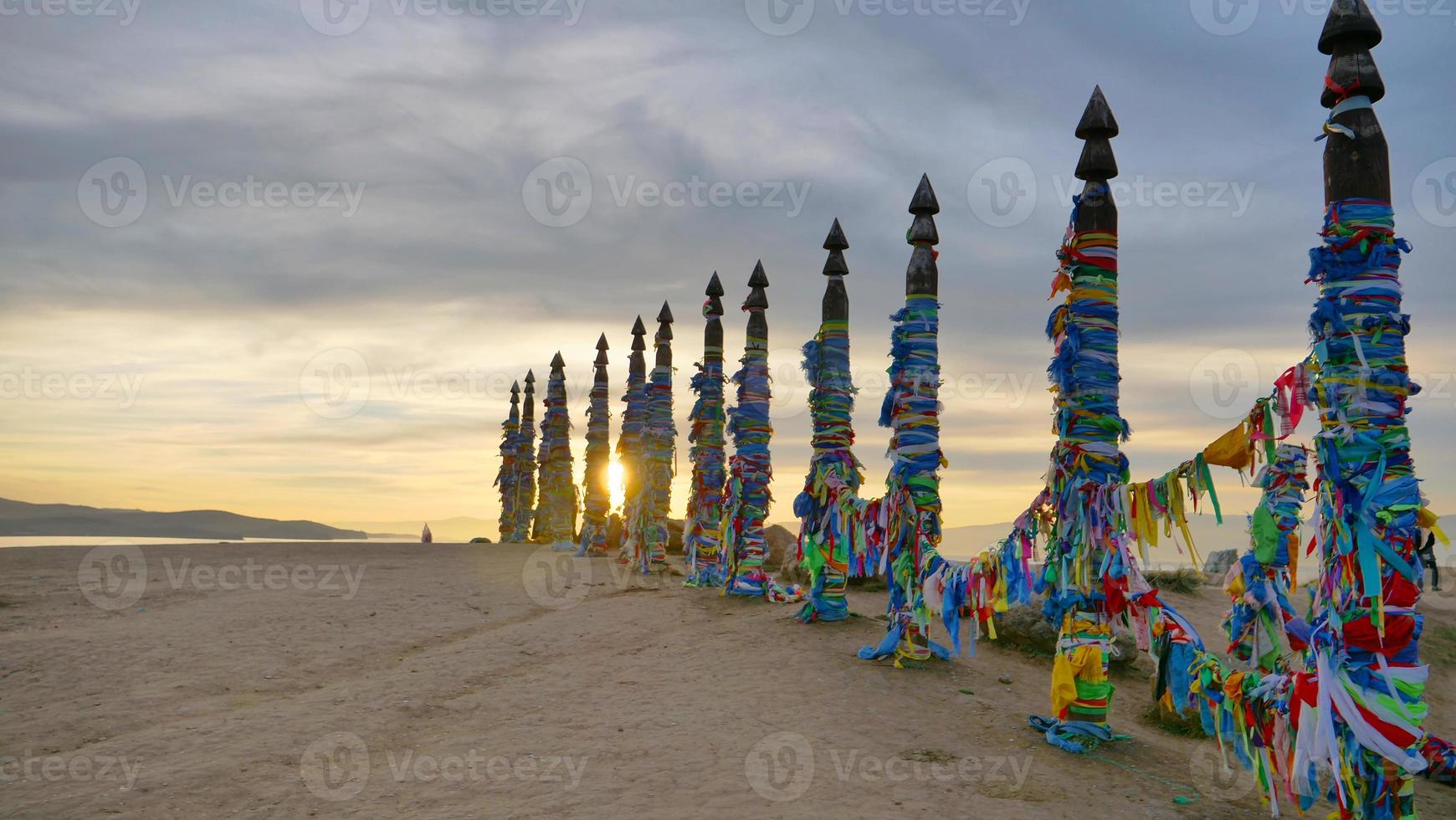 Publicaciones de sarga en la isla de olkhon shaman rock, vista del paisaje de la puesta de sol de baikal foto