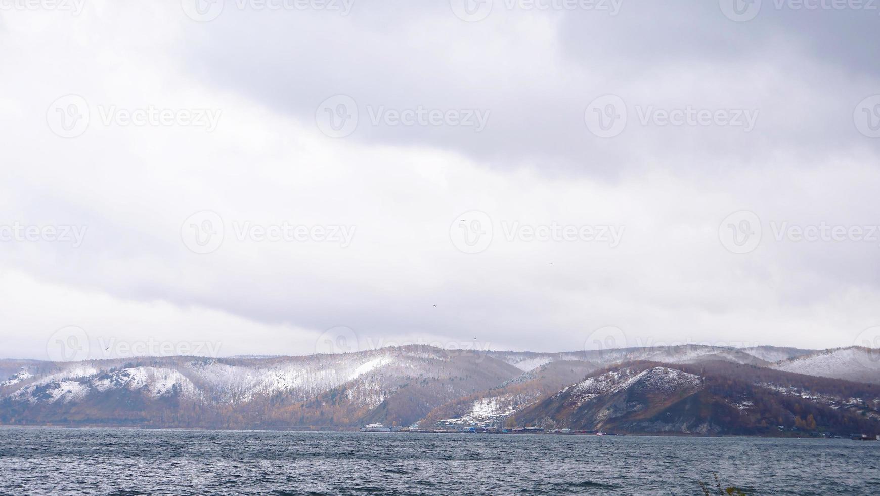 invierno, nieve, montaña, lago baikal, paisaje, vista, en, listvyanka, rusia foto