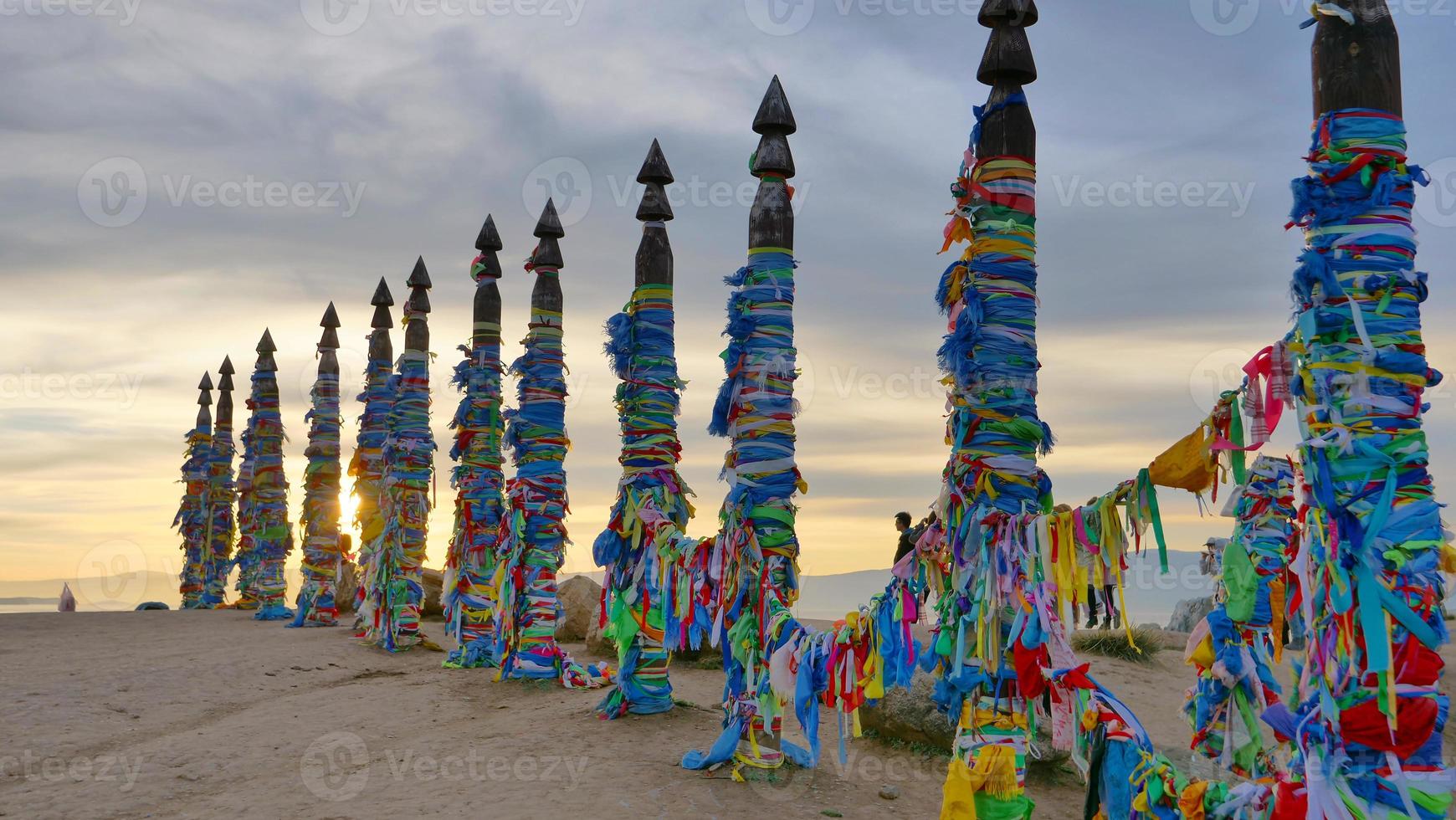 Publicaciones de sarga en la isla de olkhon shaman rock, vista del paisaje de la puesta de sol de baikal foto