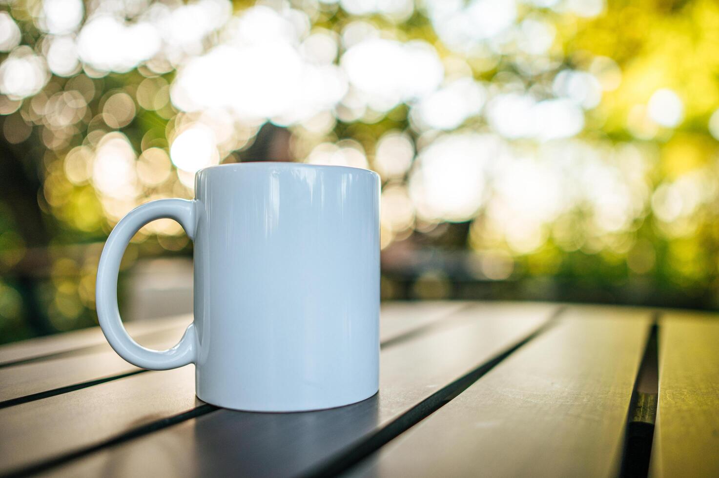 taza blanca sobre la mesa foto