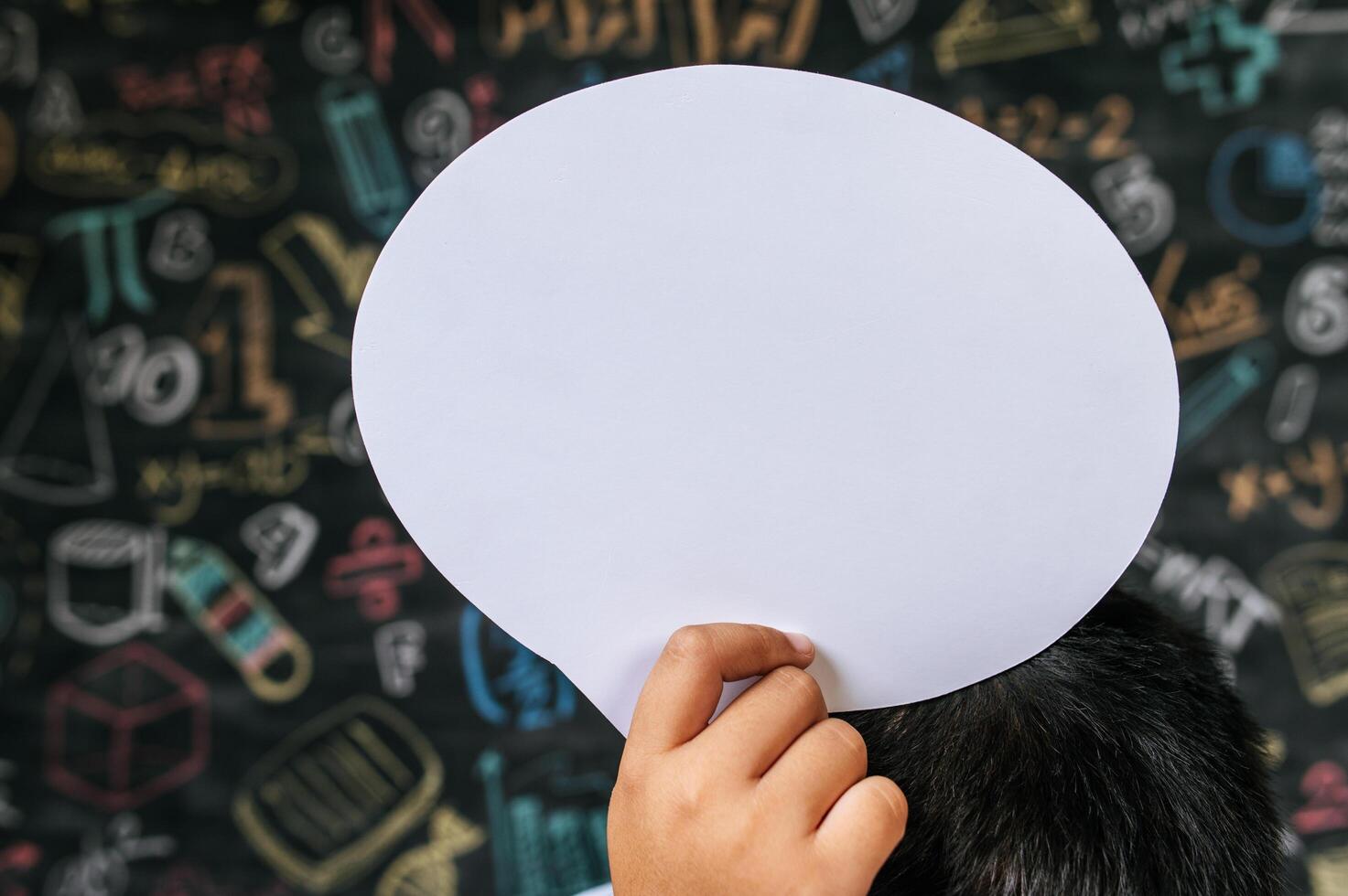 mano que sostiene el bocadillo de diálogo en el aula foto