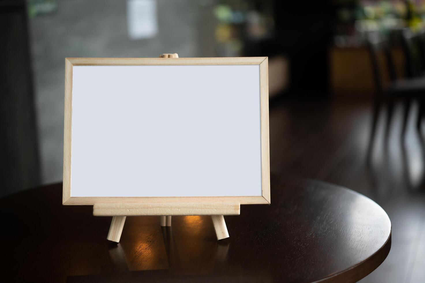 marco de imagen colocado sobre una mesa en un restaurante. foto