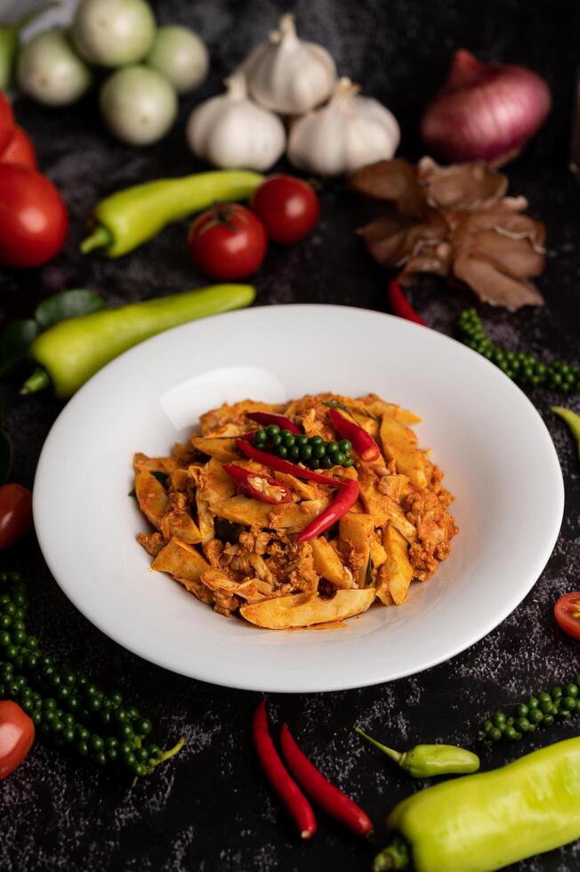 pasta de curry salteada con brotes de bambú y carne de cerdo picada. foto