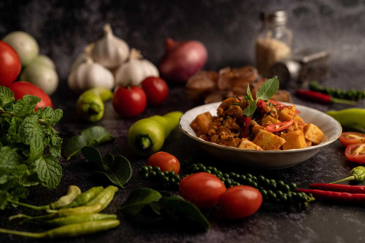 pasta de curry salteada con brotes de bambú y carne de cerdo picada. foto