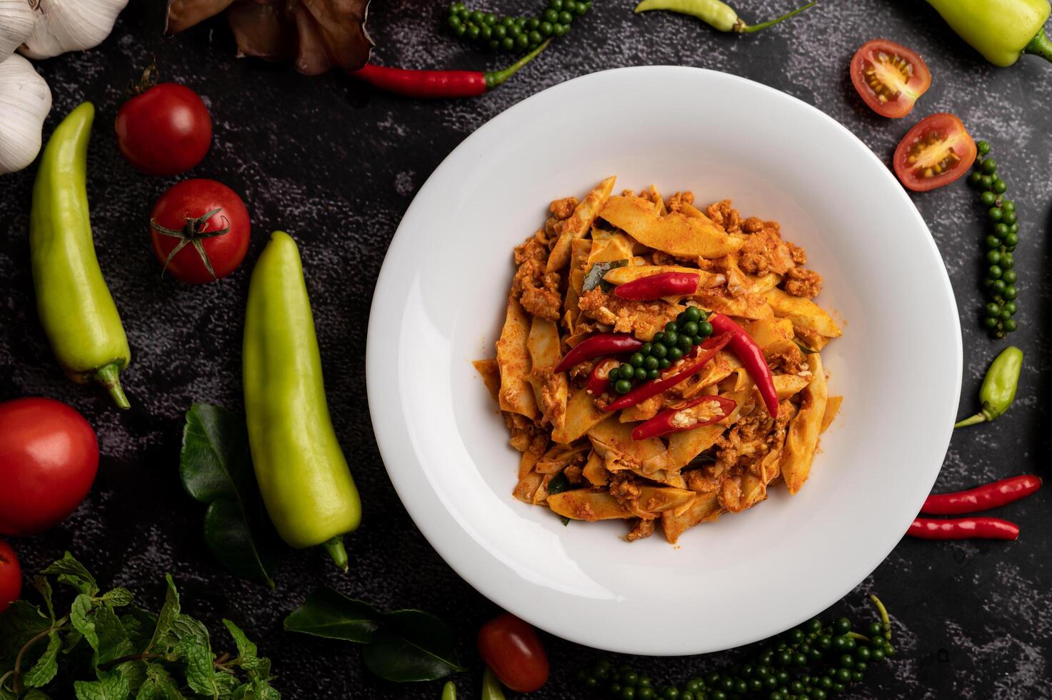 pasta de curry salteada con brotes de bambú y carne de cerdo picada. foto