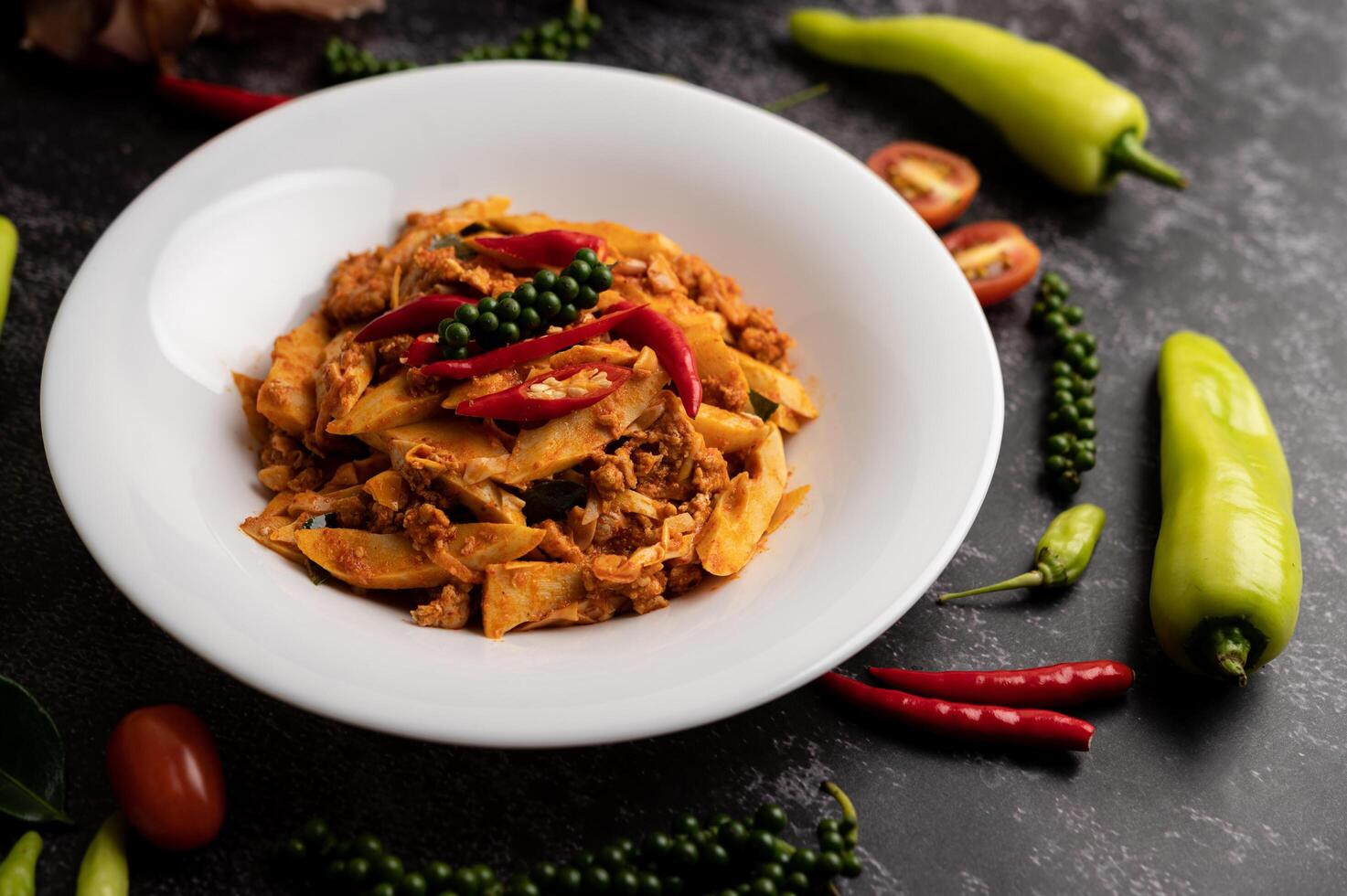 pasta de curry salteada con brotes de bambú y carne de cerdo picada. foto