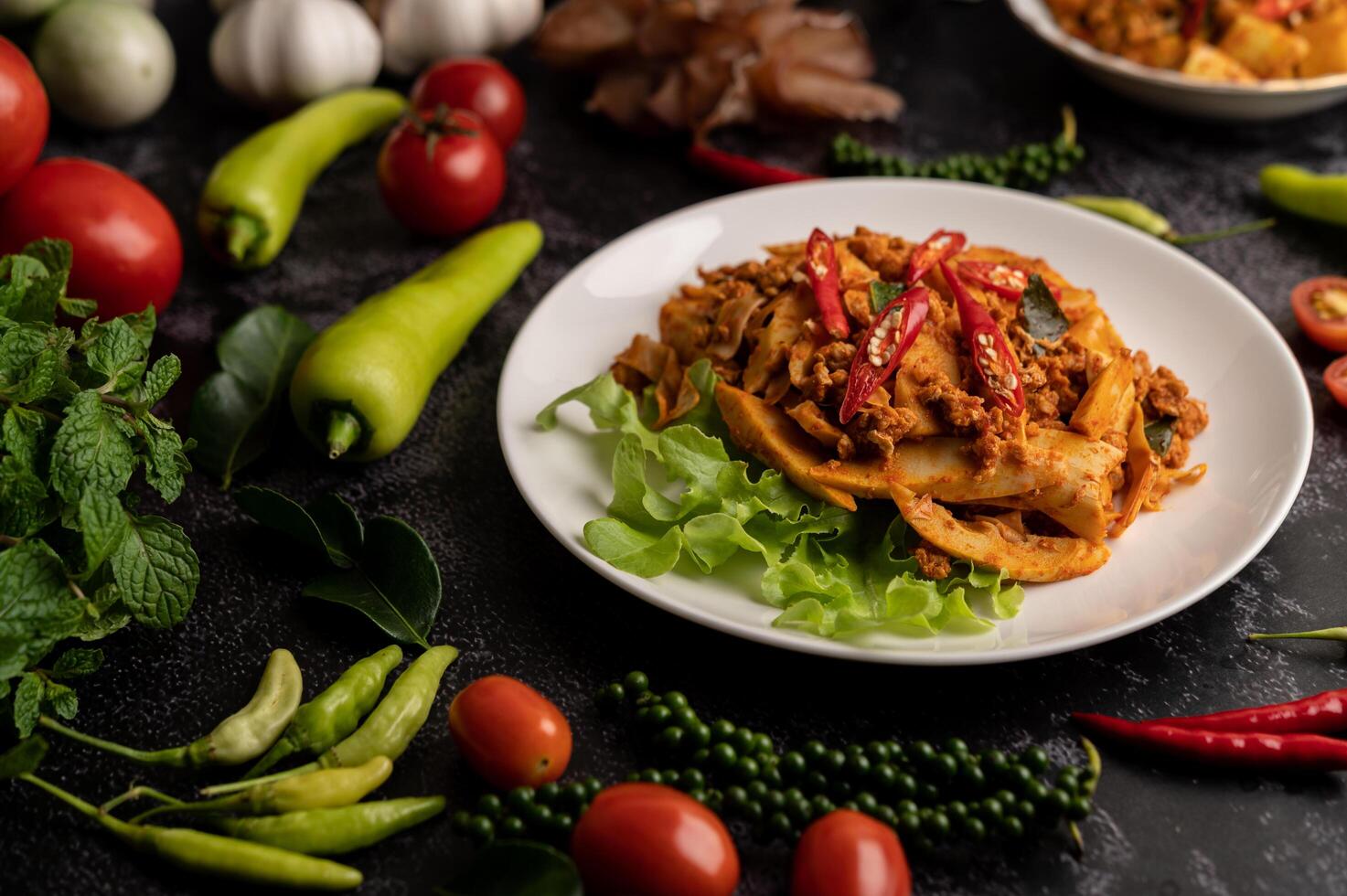 pasta de curry salteada con brotes de bambú y carne de cerdo picada. foto