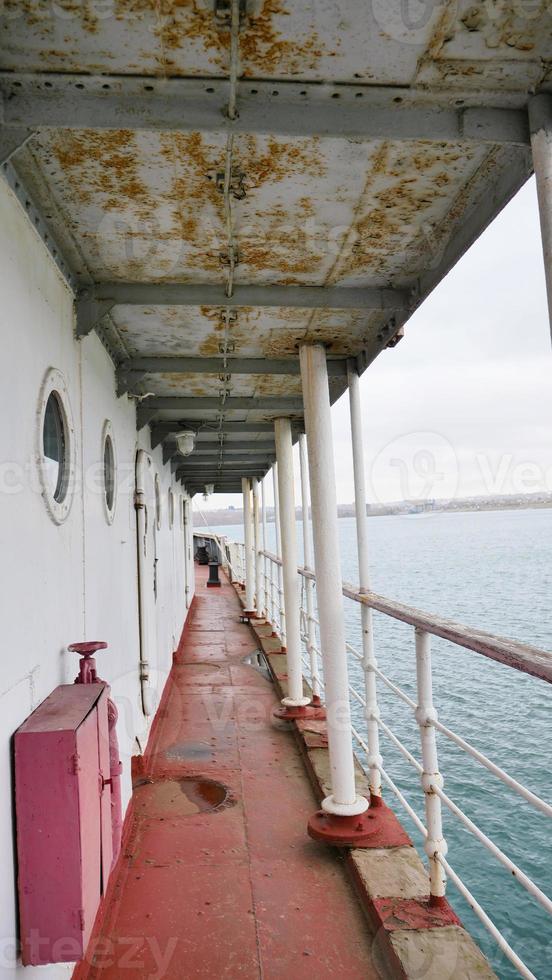 Antiguo pasillo del barco en el barco rompehielos Angara en Irkutsk, Rusia foto