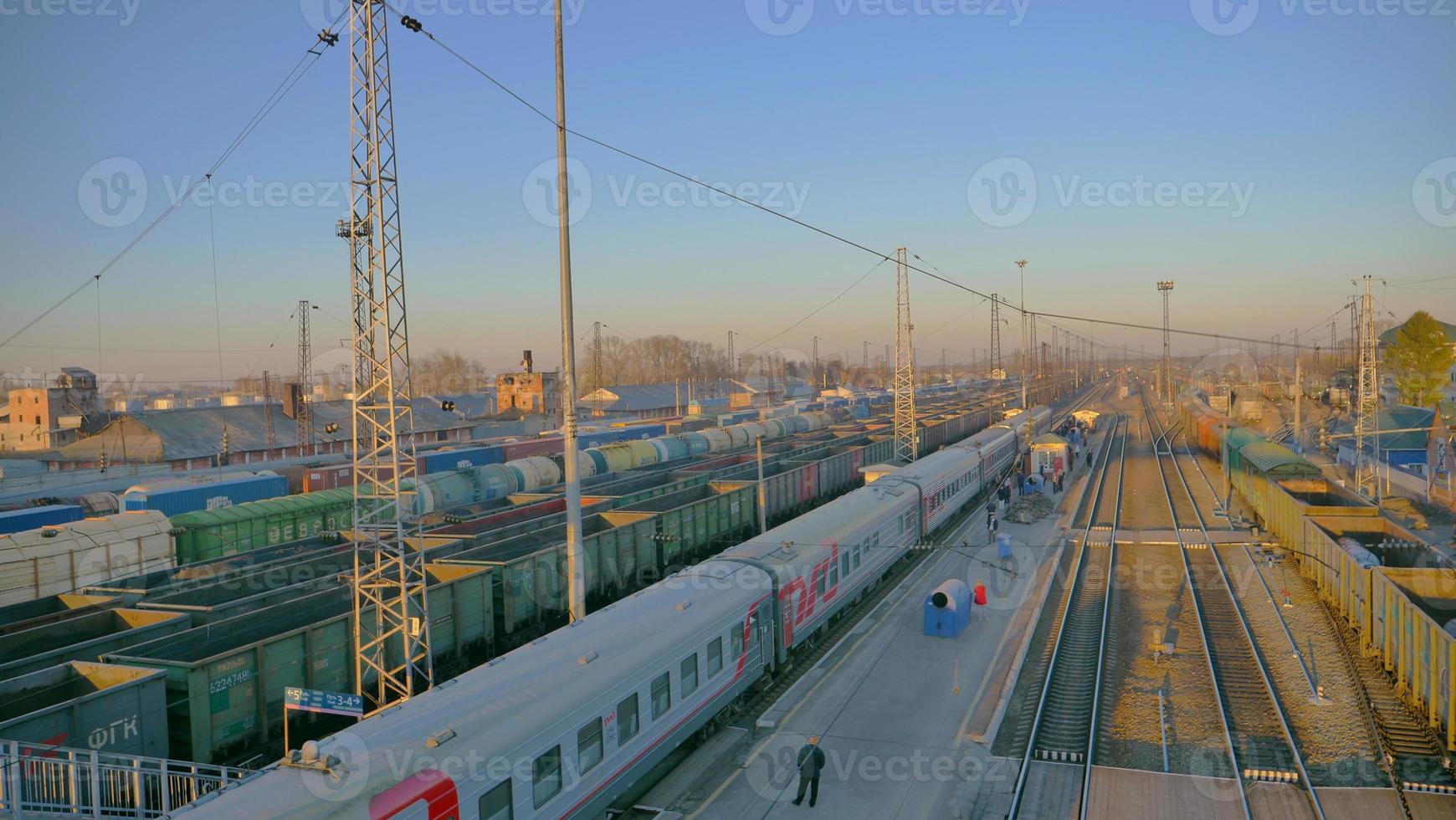 Vista del paisaje de la plataforma de la vía del tren transiberiano en Rusia foto