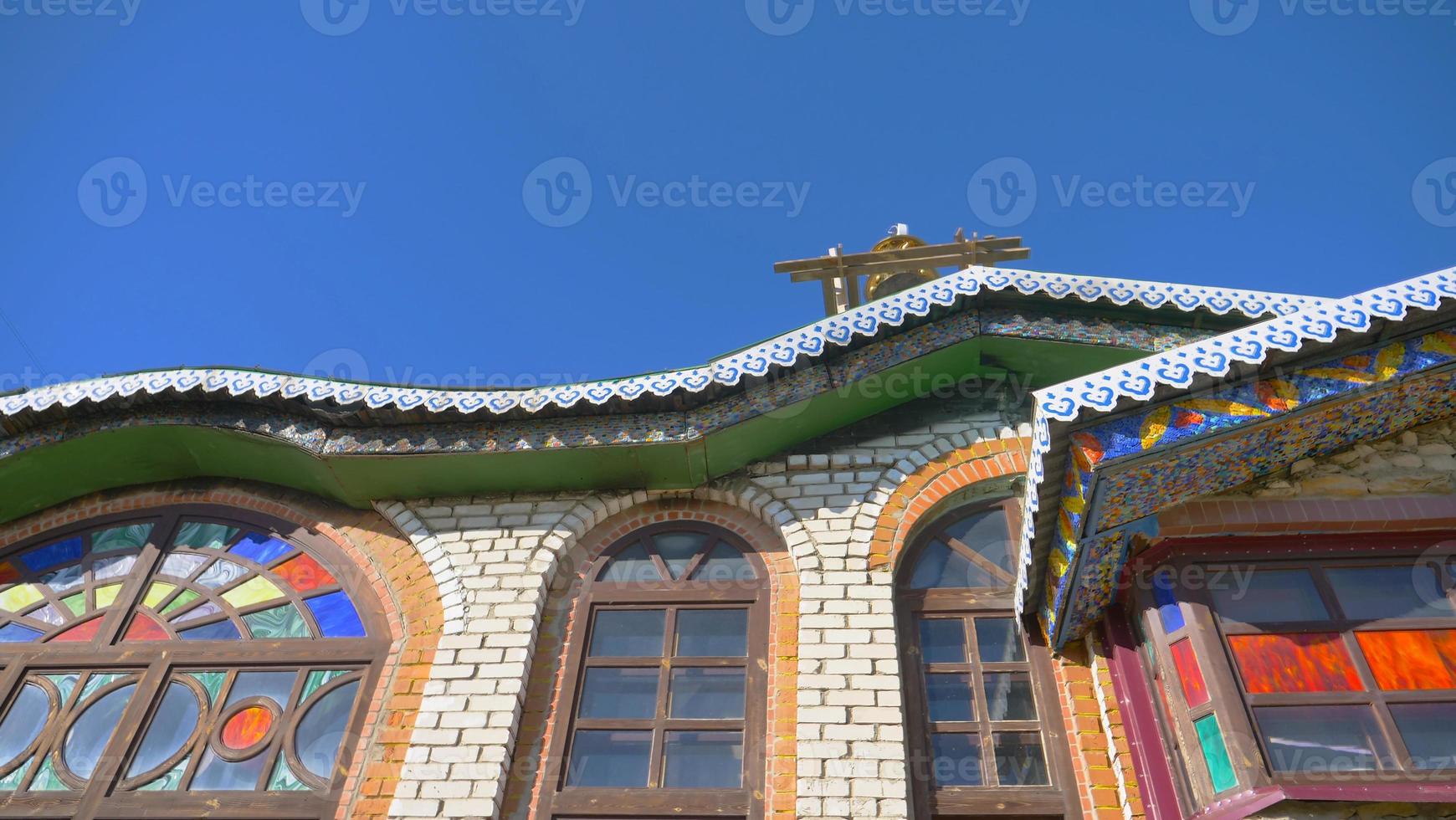 Templo de todas las religiones y cielo azul día soleado en Kazán Rusia foto