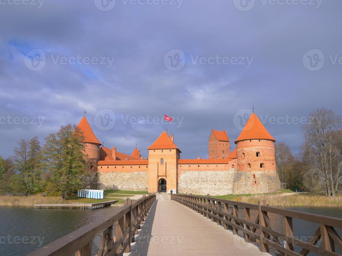 Castillo de Trakai y puente de madera antes de las puertas, Lituania foto