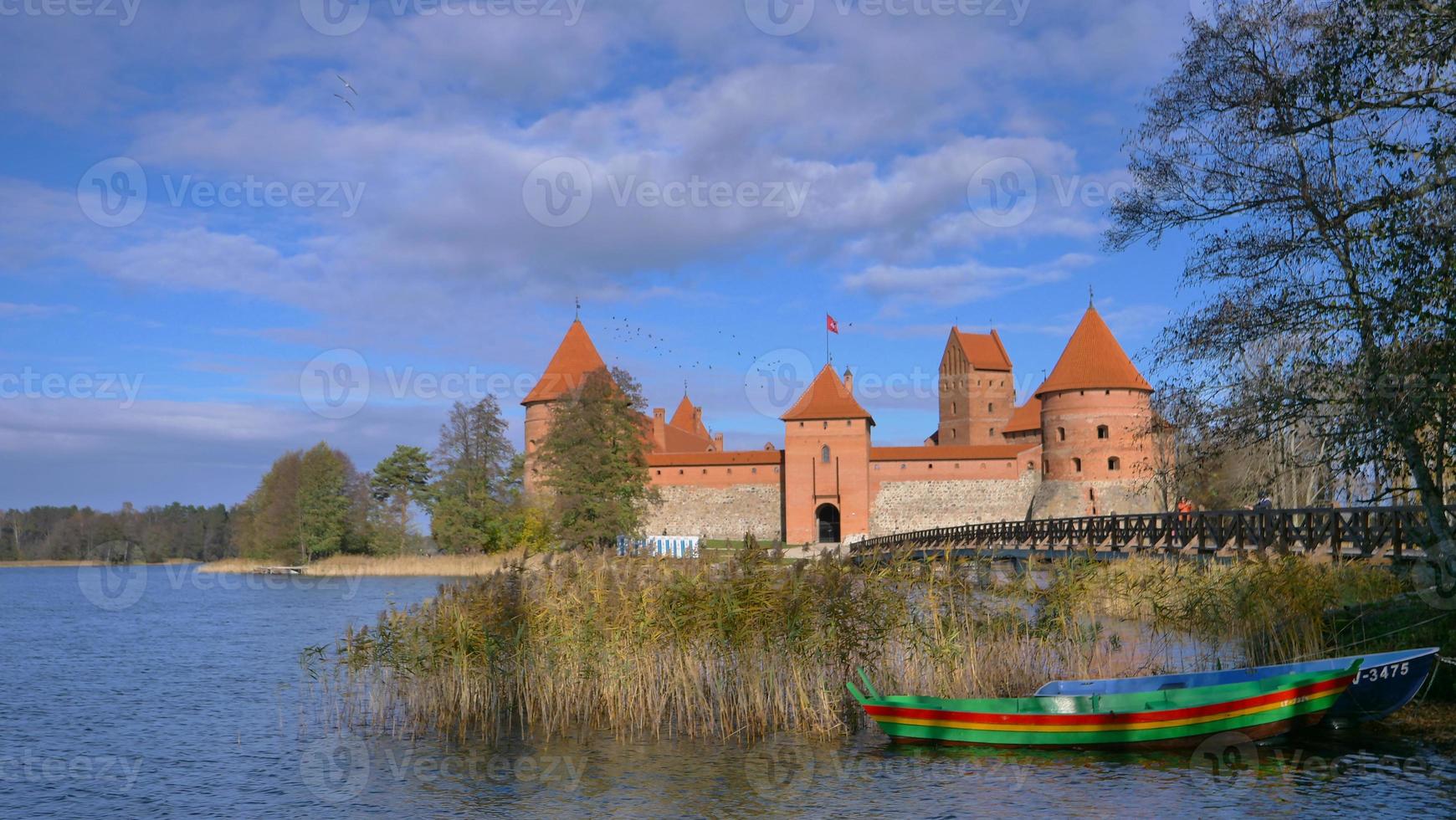 Castillo de Trakai colorido barco puente de madera antes de las puertas, Lituania foto