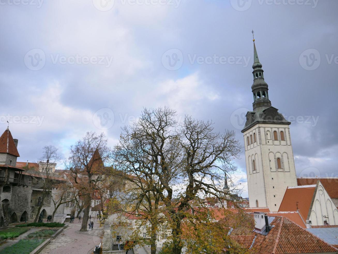 Paisaje del centro histórico de la ciudad vieja de Tallin, Estonia foto