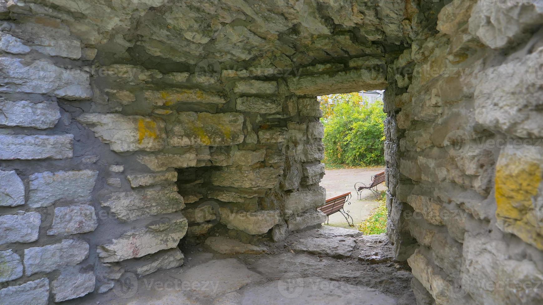 Pared de ladrillos de piedra del centro histórico de la ciudad vieja de Tallin, Estonia foto