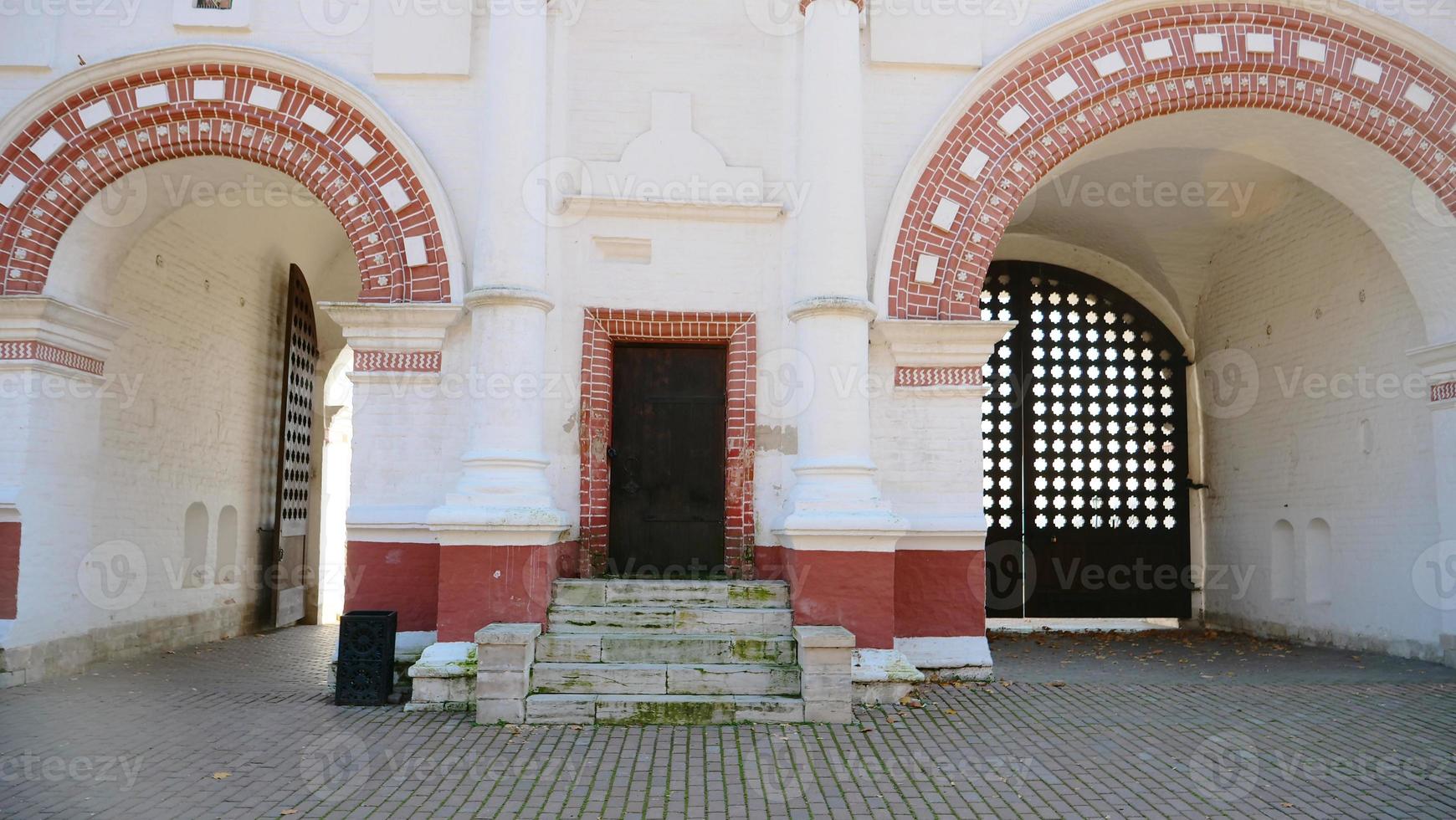 Arco de piedra en el palacio del zar Alexey Mikhailovich, Moscú, Rusia foto