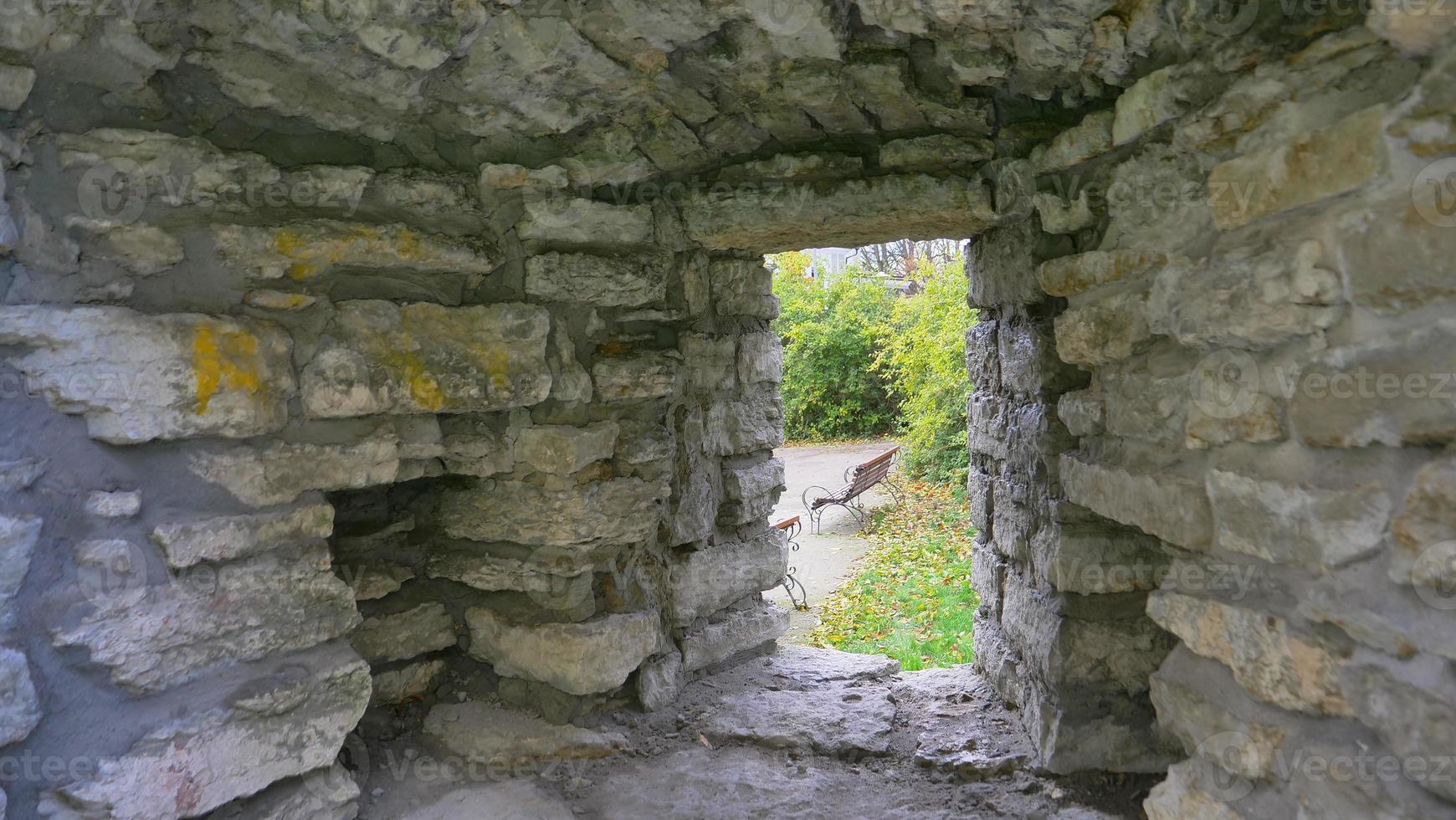 Pared de ladrillos de piedra del centro histórico de la ciudad vieja de Tallin, Estonia foto