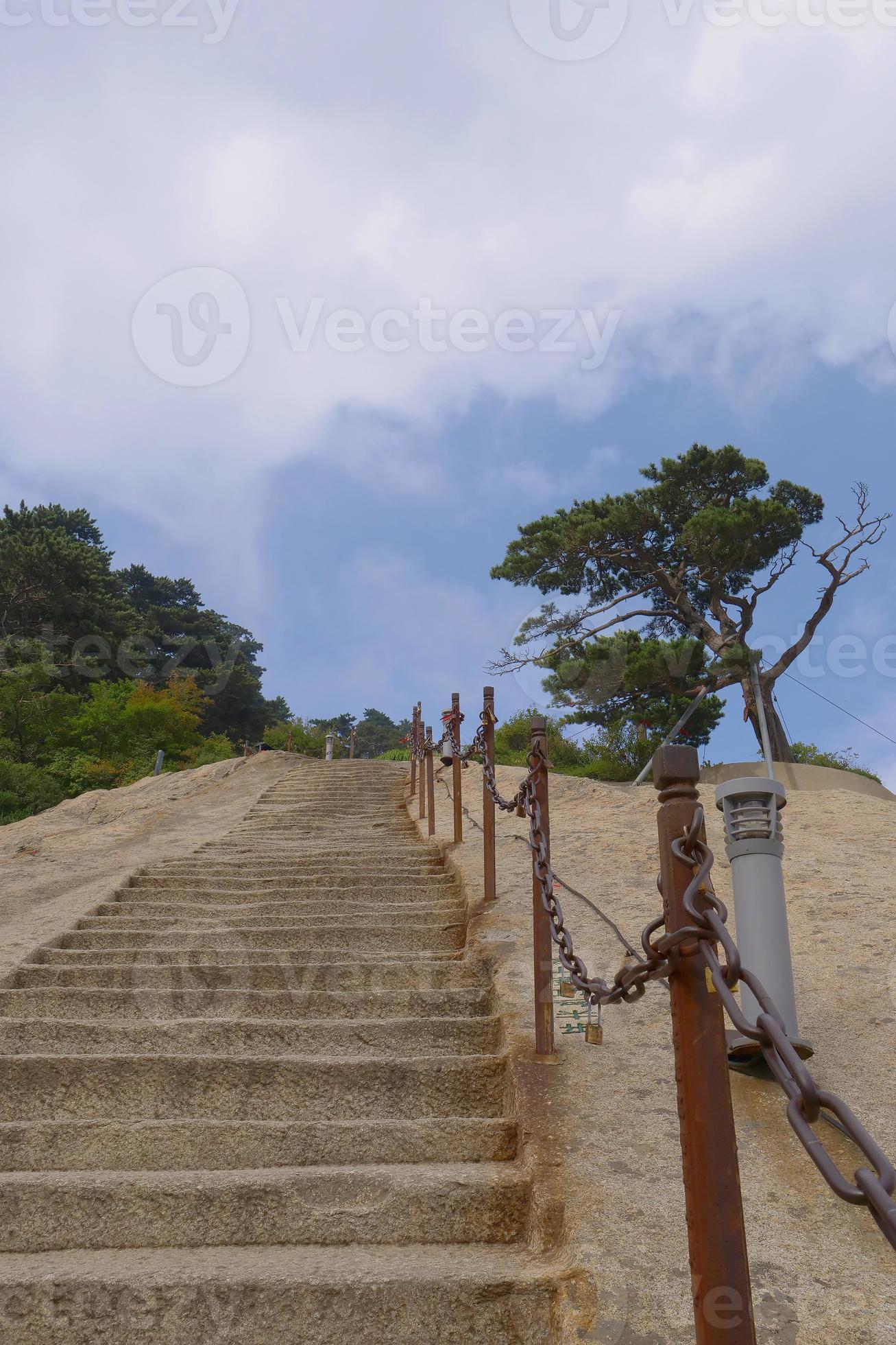 Escalera empinada en la sagrada montaña taoísta del monte Huashan, China  3385914 Foto de stock en Vecteezy
