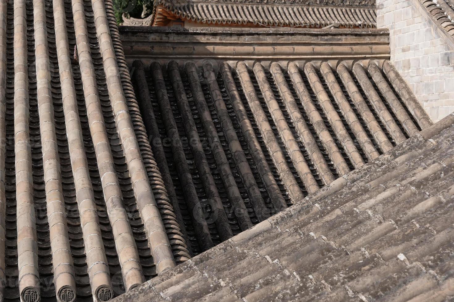 Techo de tejas en el museo de artes populares de Tianshui, la casa popular de Hu Shi, Gansu, China foto