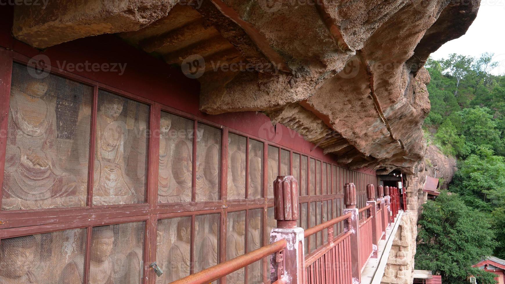 Corredor del complejo de templos y cuevas de maijishan en la ciudad de tianshui, gansu china foto