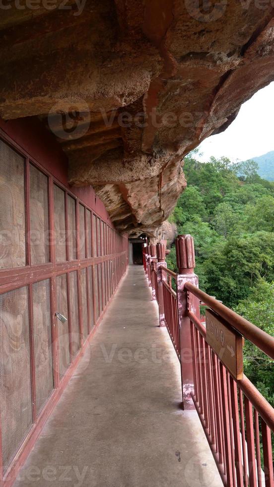 Corredor del complejo de templos y cuevas de maijishan en la ciudad de tianshui, gansu china foto