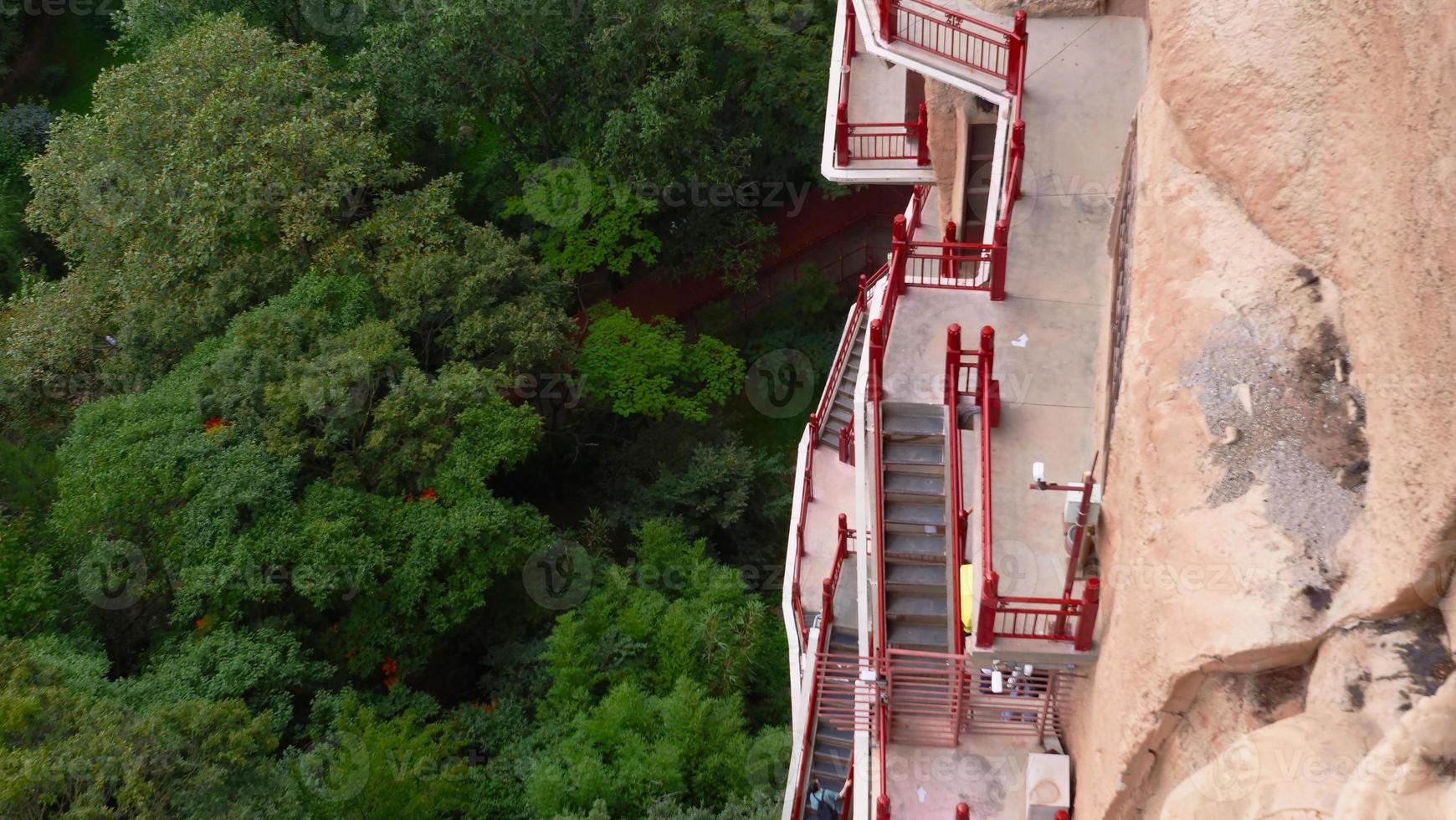 complejo de templos y cuevas de maijishan en la ciudad de tianshui, provincia de gansu, china. foto