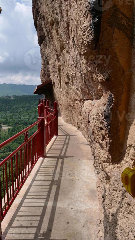 Corredor del complejo de templos y cuevas de maijishan en la ciudad de tianshui, gansu china foto