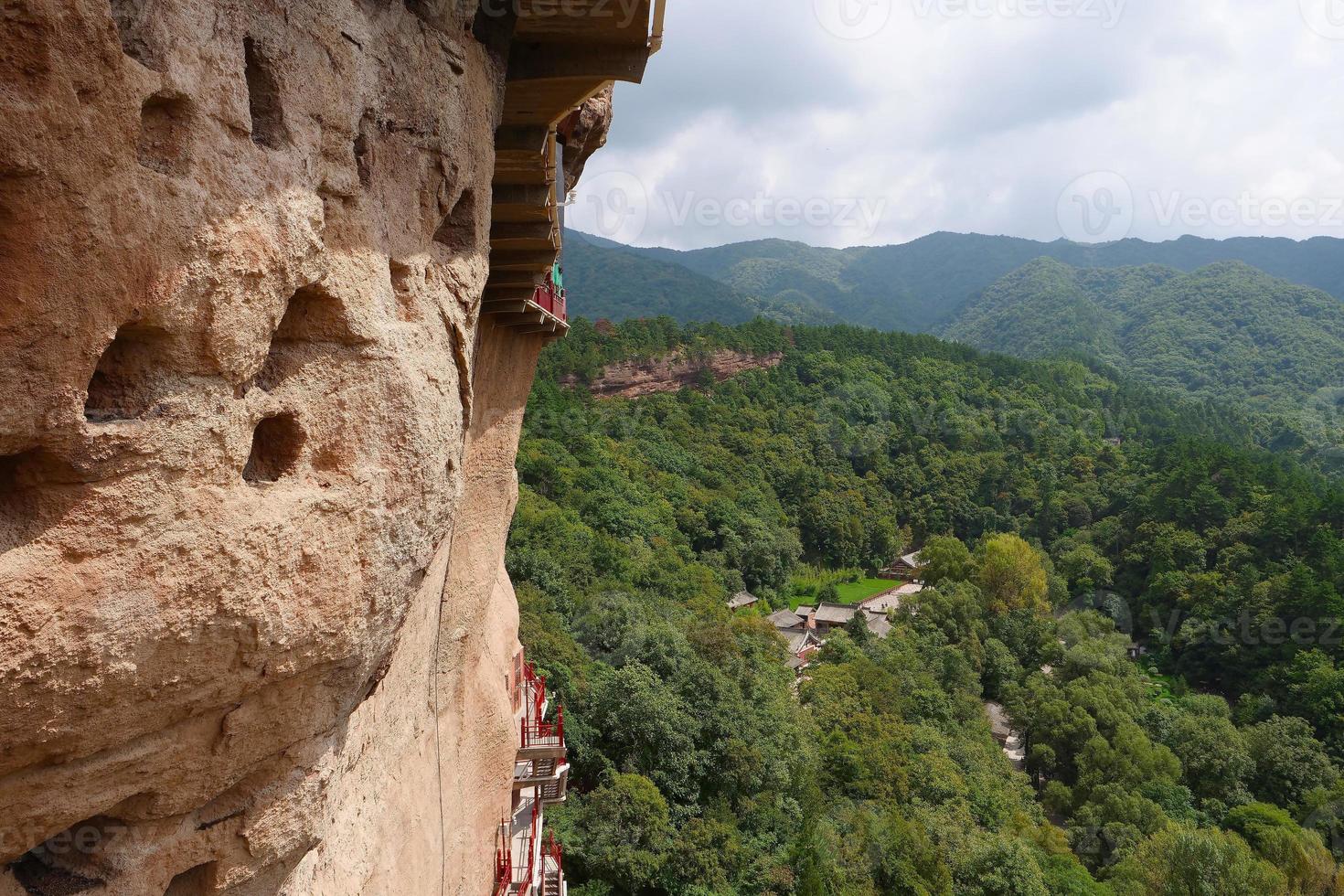 complejo de templos y cuevas de maijishan en la ciudad de tianshui, provincia de gansu, china. foto