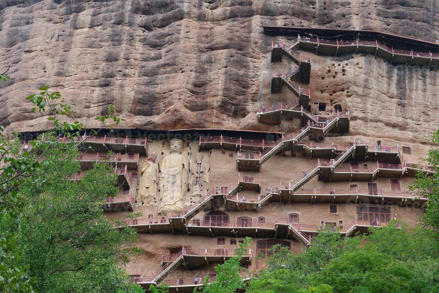 complejo de templos y cuevas de maijishan en la ciudad de tianshui, provincia de gansu, china. foto