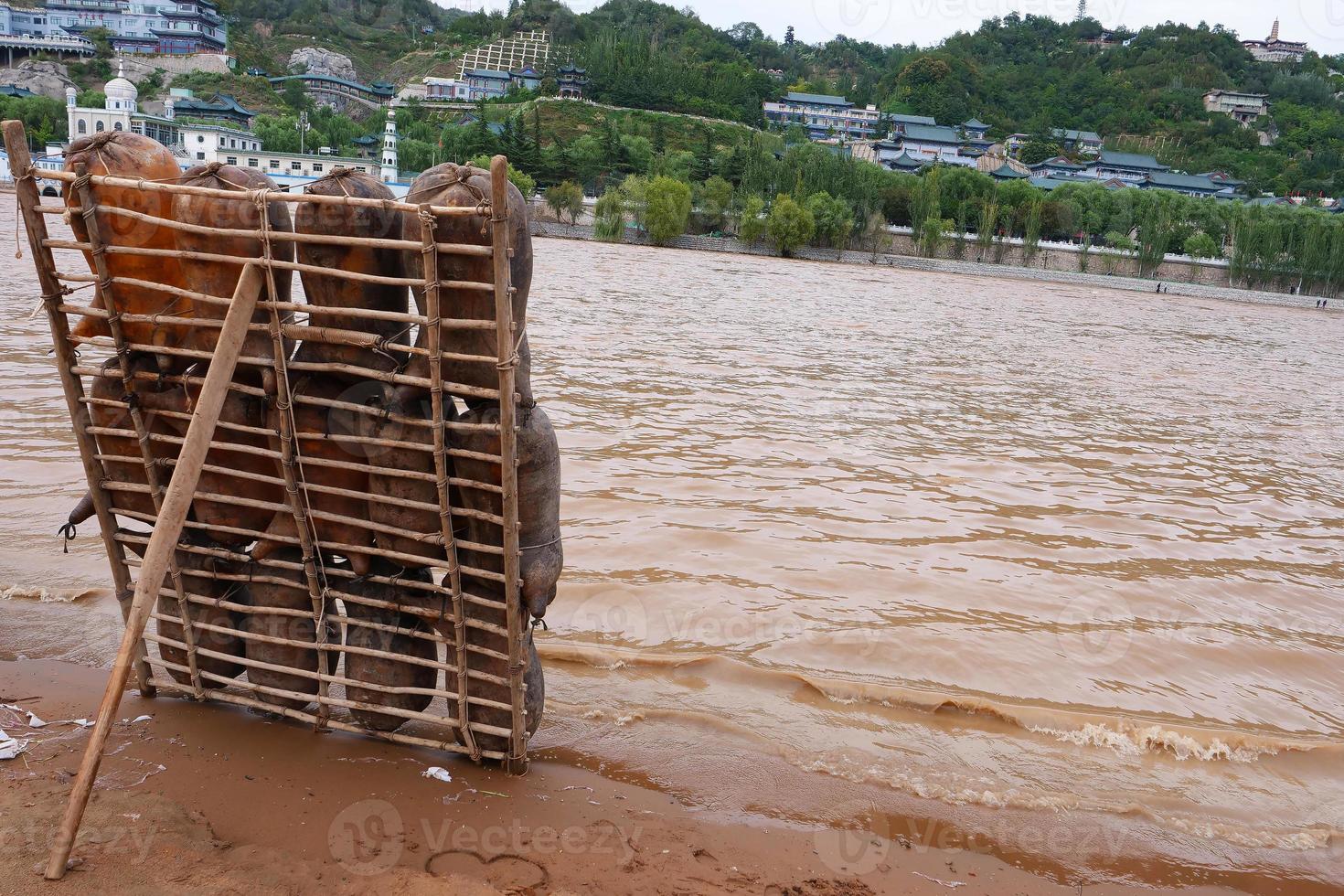 Balsa de piel de oveja por el río amarillo en lanzhou gansu china foto