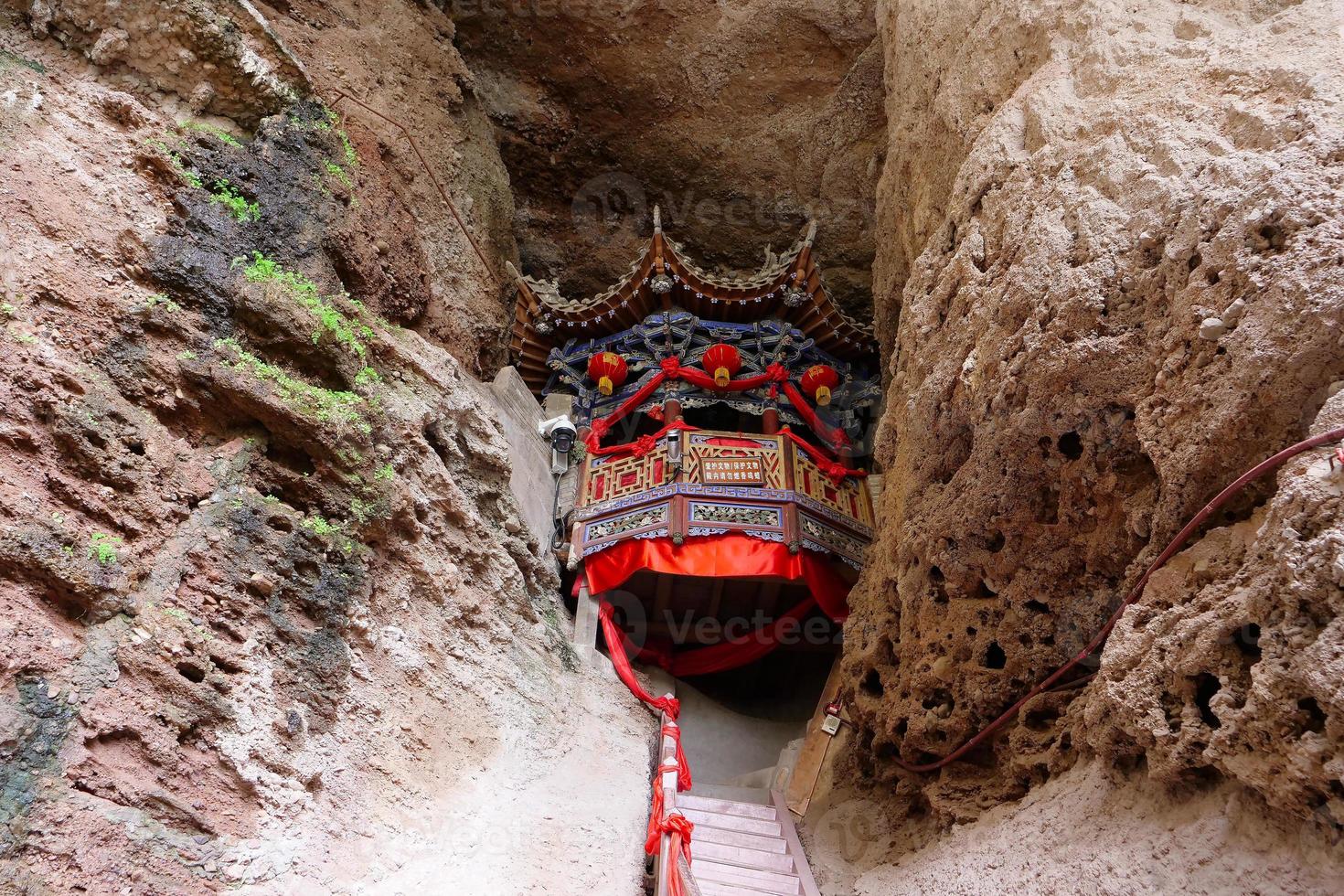 Templo en tianshui wushan cuevas de cortina de agua, gansu china foto