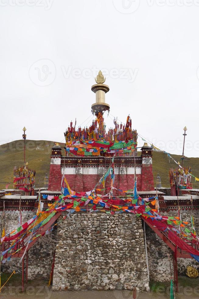 templo budista tibetano en laji shan provincia de qinghai china foto