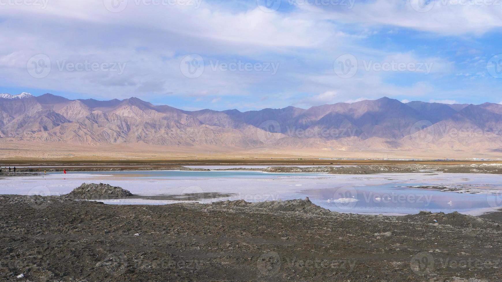 Hermosa vista del paisaje de la naturaleza del lago salado esmeralda en Qinghai, China foto