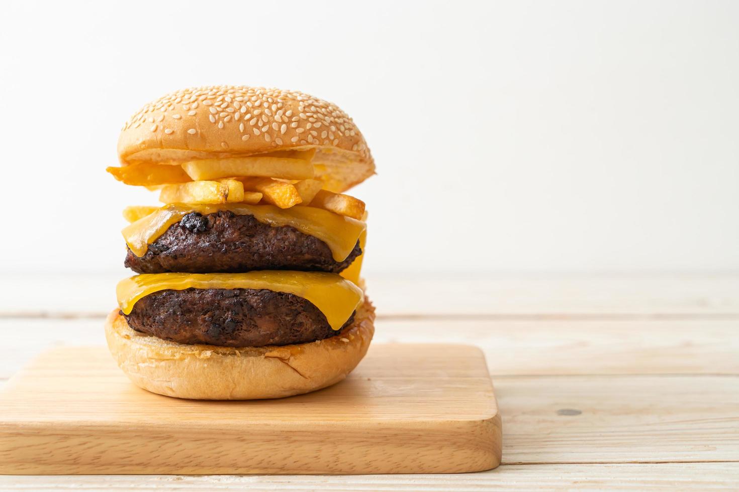 hamburguesas de hamburguesa o ternera con queso y papas fritas foto