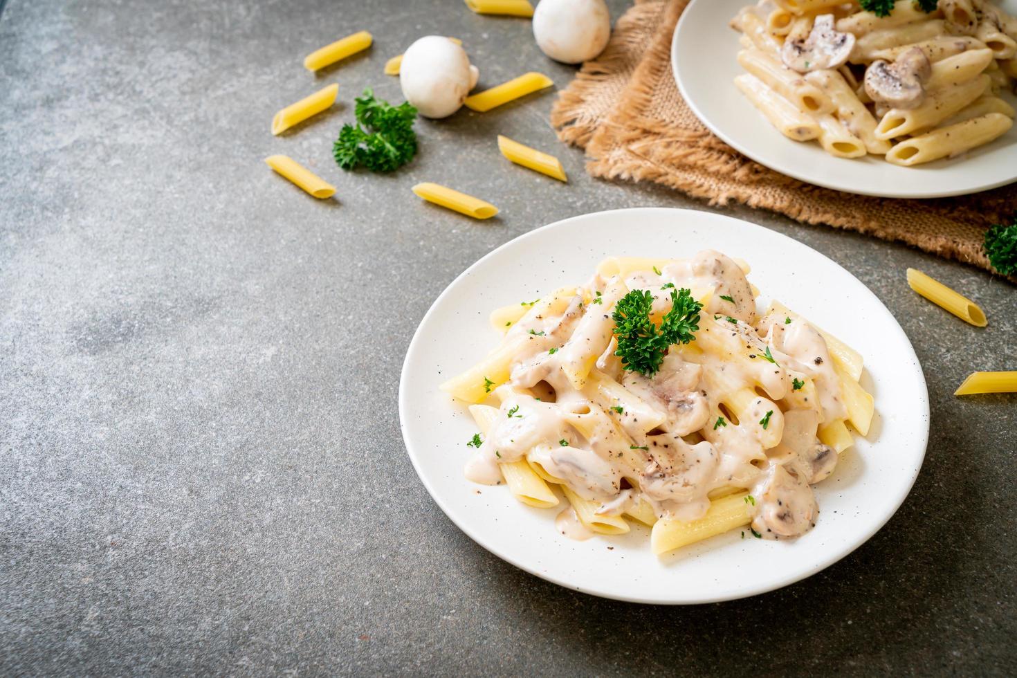 pasta penne salsa de crema carbonara con champiñones foto