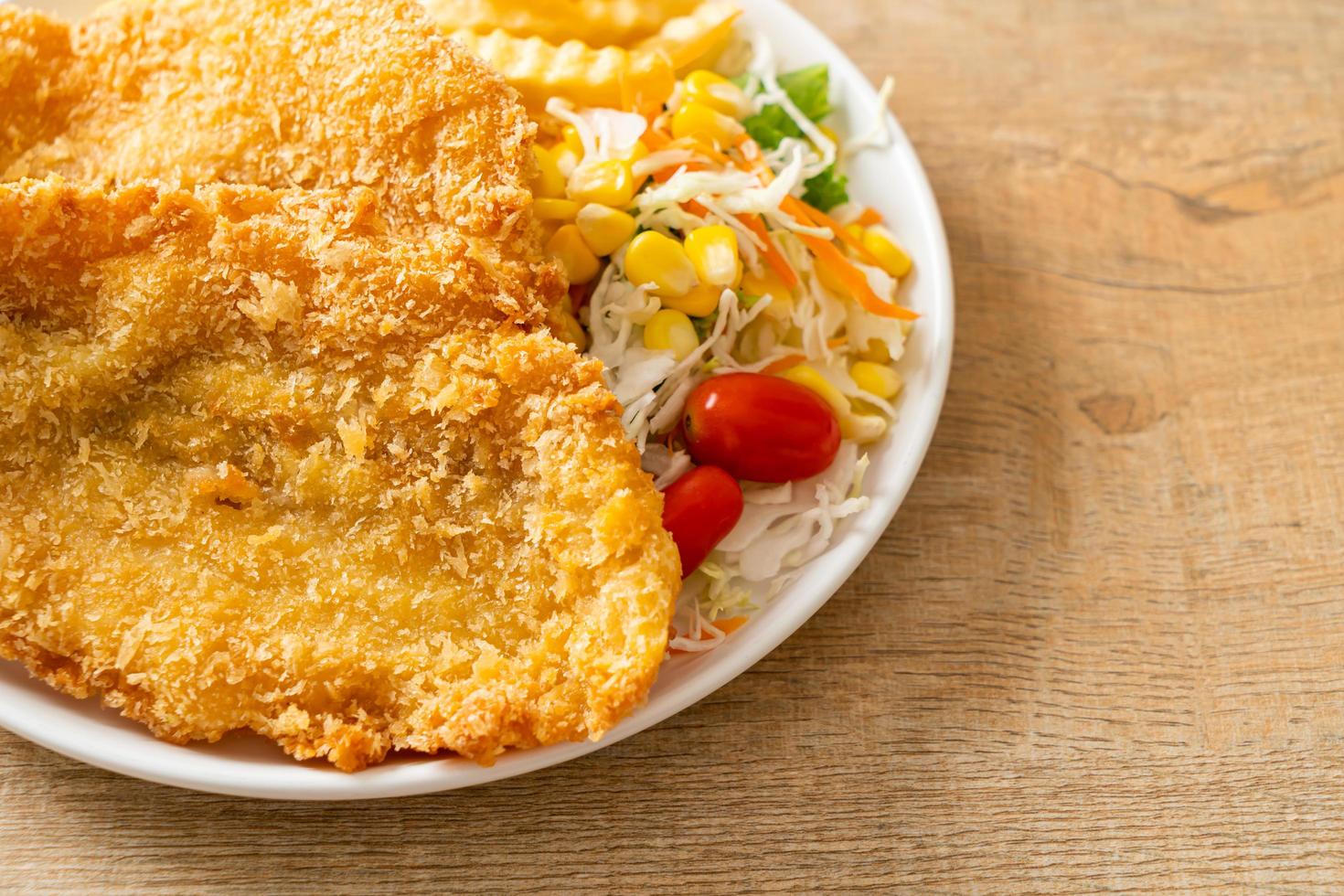 pescado y patatas fritas con mini ensalada foto