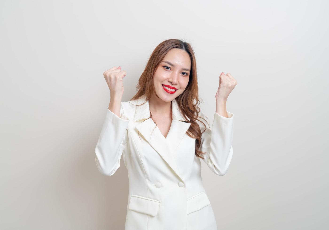 retrato, hermoso, mujer de negocios, con, éxito, emoción foto