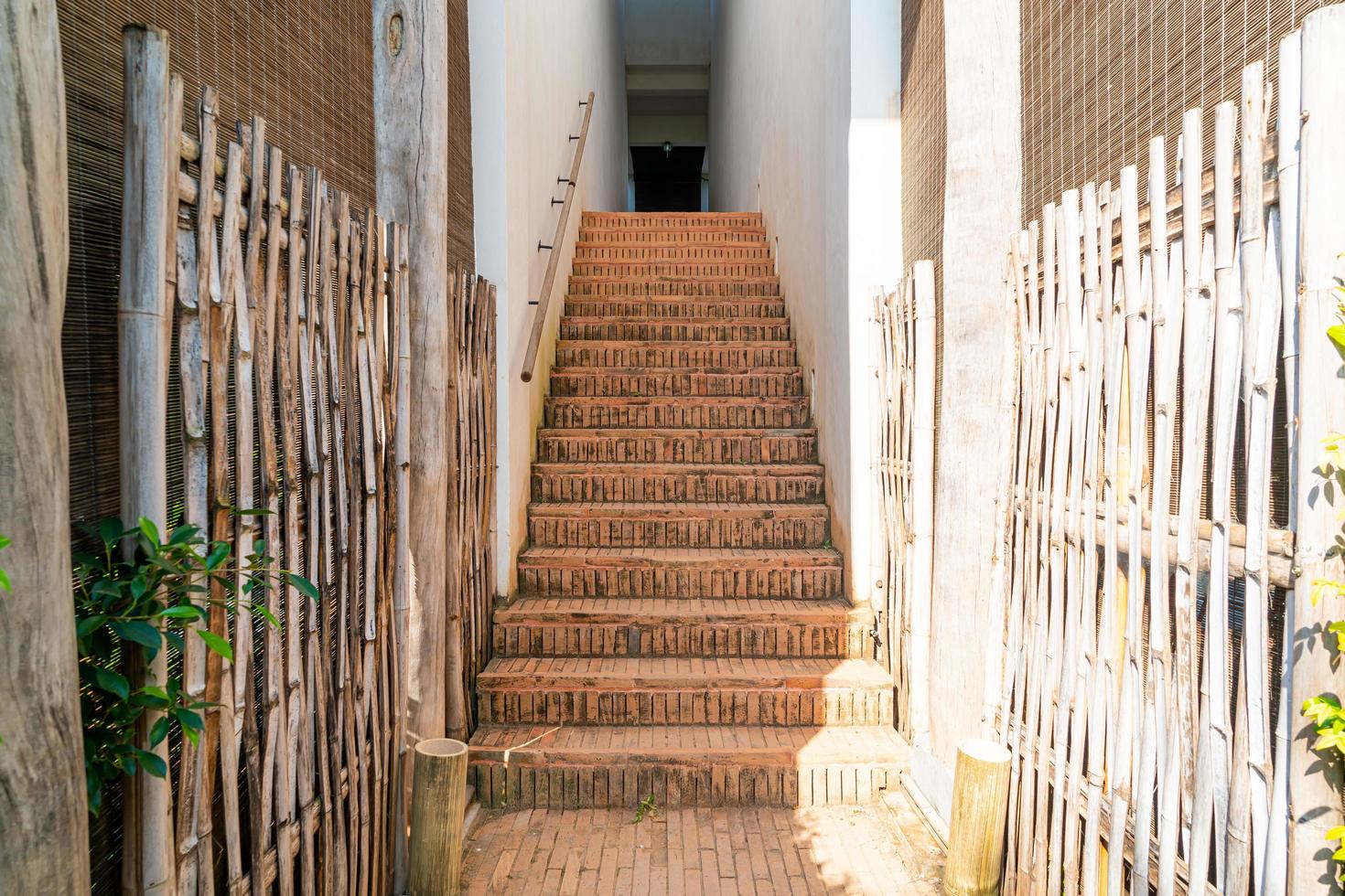 paso de escalera de ladrillo al aire libre foto