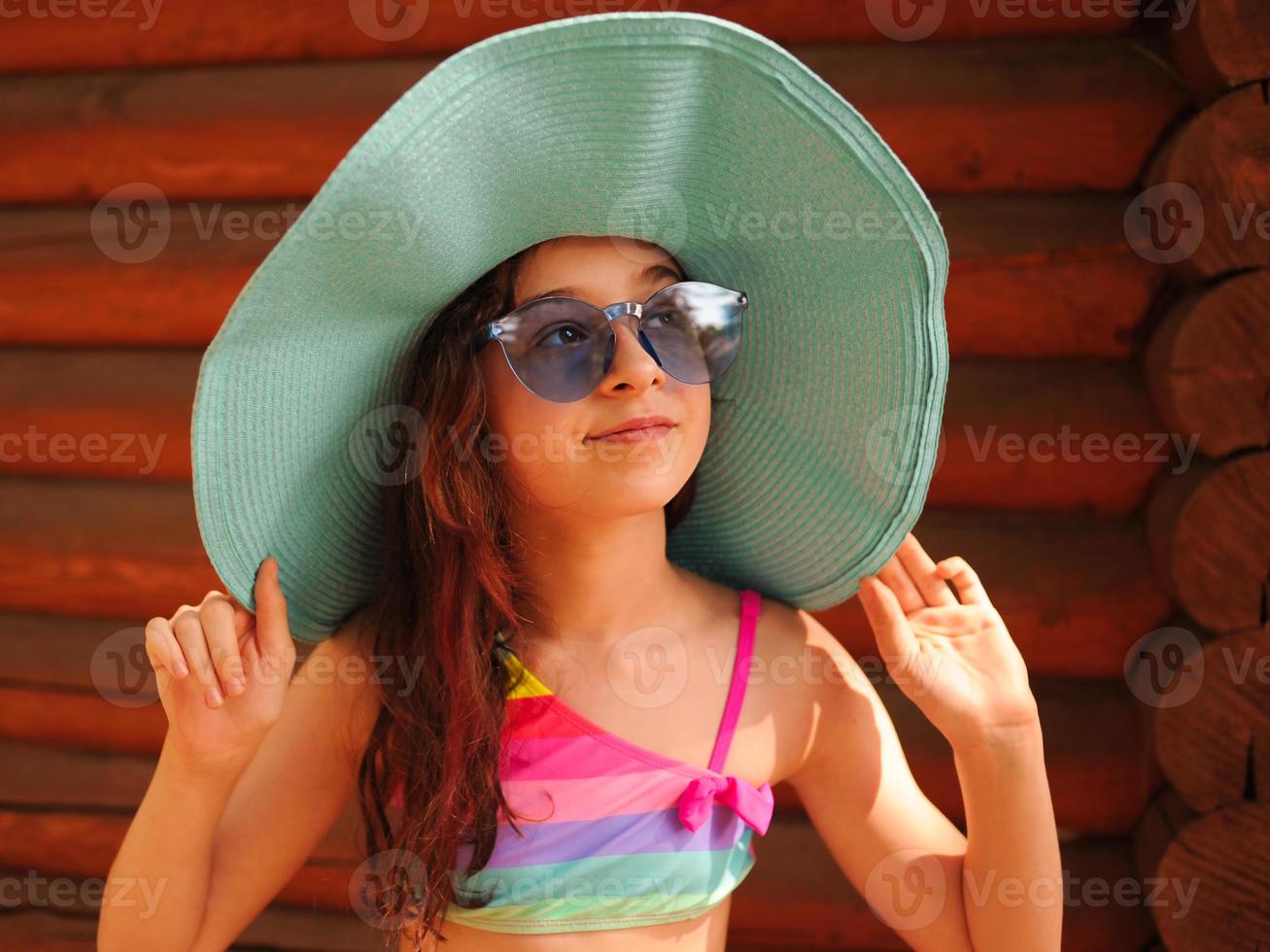 chica con sombrero y gafas en el verano. retrato de una hermosa niña. foto